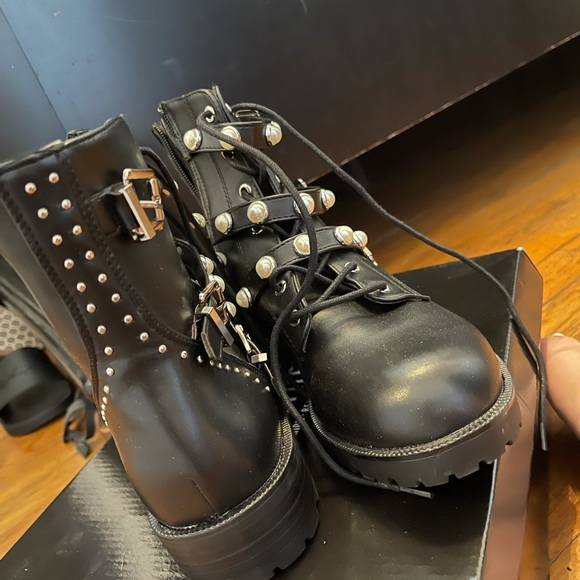 Pretty Little Thing Combat boots - Picture 2 of 2